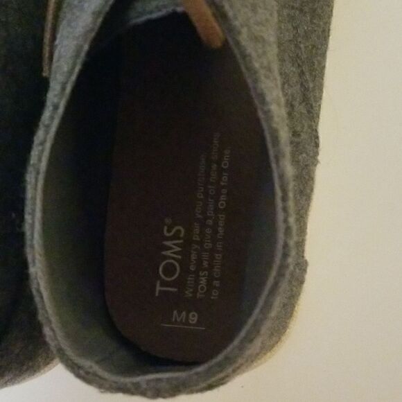 Tom's grey lace up shoes. Size 9. - Picture 7 of 8